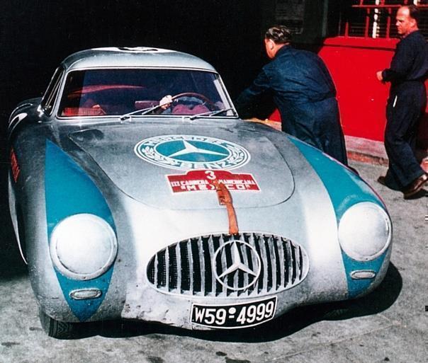 Mercedes-Benz kehrt 1952 in den Rennsport zurück. Mit dem 300 SL Sportprototyp erzielt die Marke 1952 zahlreiche großartige Erfolge, darunter Siege bei den 24 Stunden von Le Mans und der Carrera Panamericana in Mexiko.